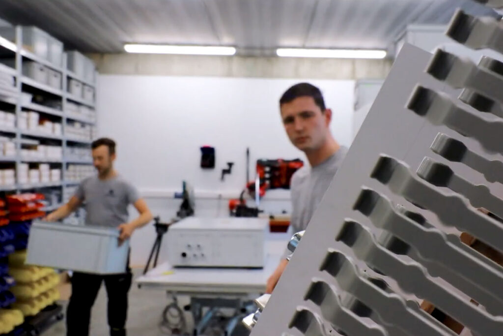 Voorbereiding en opbouw van industriële elektrische borden in atelier van Indulec.
