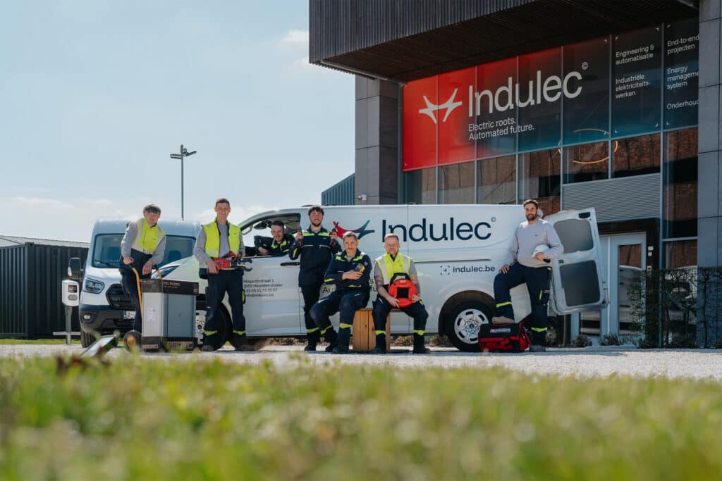 Industriële Elektriciens van Indulec voor het Indulec hoofdkantoor.