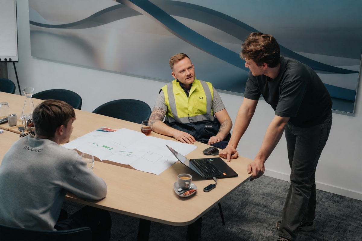 Technisch overleg bij Indulec over een industriële elektrische installatie