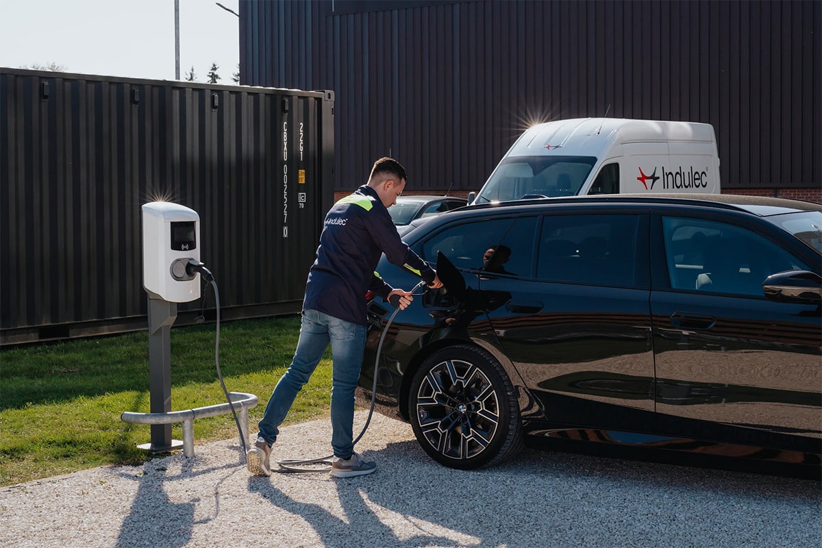 Elektrische wagen aan een laadpaal bij Indulec