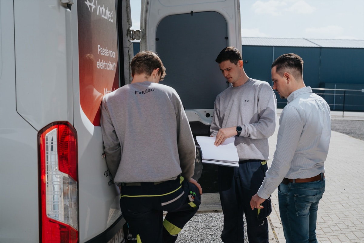 Indulec-team bespreekt de technische uitvoering van een industriële installatie
